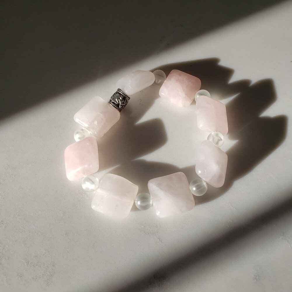 Pink and white elastic beaded bracelet